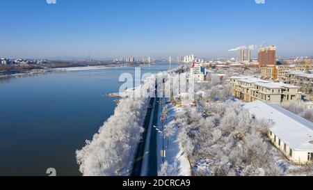 Songhuajiang, Songhuajiang, China. November 2020. Jilin, CHINA-23. November 2020, Jilin, Jilin songhua River Bank Ashe Nebelsong Corridor erschien das erste gute Nebelsong in diesem Winter, der kalte Fluss Schnee Liu weiß mit anmutigen rime Landschaft bedeckt zog Menschen zu fotografieren. Quelle: SIPA Asia/ZUMA Wire/Alamy Live News Stockfoto