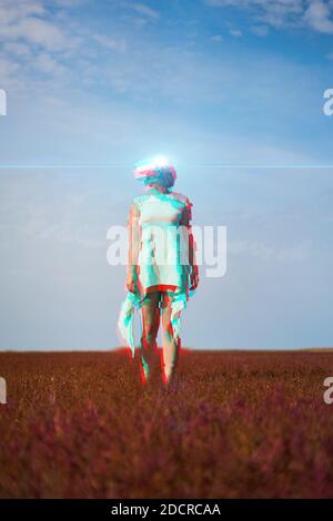 Frau geht in die virtuelle Realität mit Virtual-Reality-Headset. Bild mit Glitch-Effekt. Stockfoto