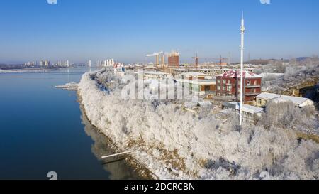 Songhuajiang, Songhuajiang, China. November 2020. Jilin, CHINA-23. November 2020, Jilin, Jilin songhua River Bank Ashe Nebelsong Corridor erschien das erste gute Nebelsong in diesem Winter, der kalte Fluss Schnee Liu weiß mit anmutigen rime Landschaft bedeckt zog Menschen zu fotografieren. Quelle: SIPA Asia/ZUMA Wire/Alamy Live News Stockfoto