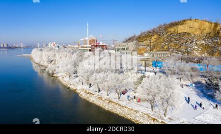 Songhuajiang, Songhuajiang, China. November 2020. Jilin, CHINA-23. November 2020, Jilin, Jilin songhua River Bank Ashe Nebelsong Corridor erschien das erste gute Nebelsong in diesem Winter, der kalte Fluss Schnee Liu weiß mit anmutigen rime Landschaft bedeckt zog Menschen zu fotografieren. Quelle: SIPA Asia/ZUMA Wire/Alamy Live News Stockfoto