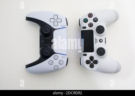 Neue PlayStation 5 Sony enthüllt PS5-Konsole und -Spiele. Dualsense-Controller und Funktionen der Sekundenserie für den Spielsaal Stockfoto