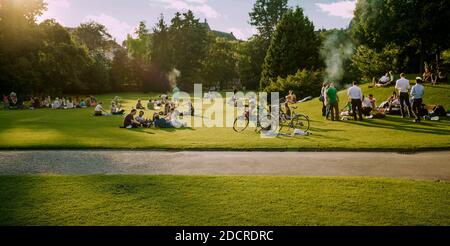 Lugano, Schweiz - 23. Juli 2014: Menschen in einem öffentlichen Park in Lugano, Schweiz Stockfoto