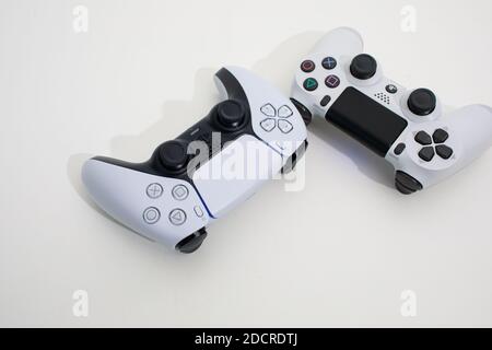 Neue PlayStation 5 Sony enthüllt PS5-Konsole und -Spiele. Dualsense-Controller und Funktionen der Sekundenserie für den Spielsaal Stockfoto