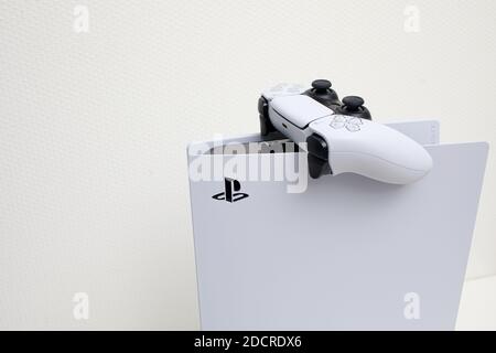 Neue PlayStation 5 Sony enthüllt PS5-Konsole und -Spiele eine ultrafuturistische weiße Robotermaschine mit gleitenden Linien Stockfoto
