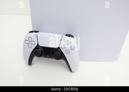 Neue PlayStation 5 Sony enthüllt PS5-Konsole und -Spiele eine ultrafuturistische weiße Robotermaschine mit gleitenden Linien Stockfoto