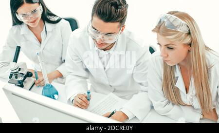 Draufsicht.eine Gruppe von Wissenschaftlern, die an einem Computer in arbeiten Das Labor Stockfoto