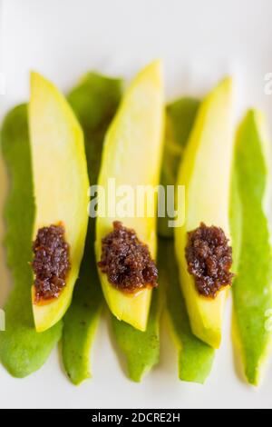 In Scheiben geschnittene grüne Mango mit Bagoong, beliebt auf den Philippinen Stockfoto