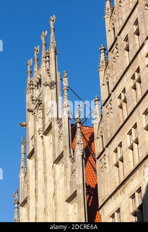 Der Giebel des historischen Rathauses in Münster; Münsterland, Nordrhein-Westfalen, Deutschland Stockfoto