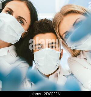 Untere Ansicht. Eine Gruppe von Chirurgen führte die Operation durch Stockfoto