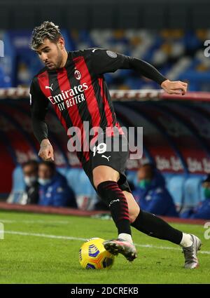 Neapel, Italien. November 2020. AC Mailands französischer Verteidiger Theo Hernandez kontrolliert den Ball während des Fußballspiels der Serie A SSC Napoli gegen AC Milan. AC Mailand gewann 3:1. Kredit: Unabhängige Fotoagentur/Alamy Live Nachrichten Stockfoto