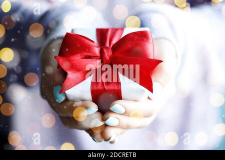 Zeit Geschenke - Geschenkbox in der Hand Mädchen mit goldenen Lichtern, Nahaufnahme Stockfoto