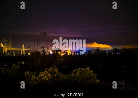 Augusta, GA / USA - 11.23.20: Eine farbenfrohe Industrieanlage bei Nacht Stockfoto