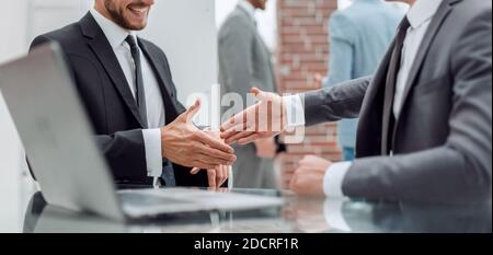 Nahaufnahme: Geschäftsleute halten sich die Hände für einen Handschlag Stockfoto