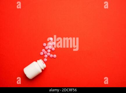 Verschüttete Pillen oder Tabletten als Muster aus einem Kunststoff Drogen Flasche Stockfoto