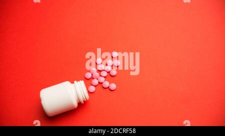 Verschüttete Pillen oder Tabletten als Muster aus einem Kunststoff Drogen Flasche Stockfoto