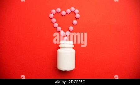 Verschüttete Pillen oder Tabletten als Muster aus einem Kunststoff Drogen Flasche Stockfoto