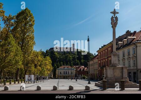 Blick auf die Burg von Ljubljana über den Kongressplatz und Die Slowenische Philharmonie am Sommertag mit blauem Himmel Stockfoto