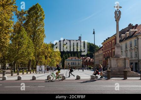 Ljubljana, Slowenien - 09 04 2017: Blick auf die Burg von Ljubljana über den Kongressplatz und die Slowenische Philharmonie am Sommertag mit blu Stockfoto