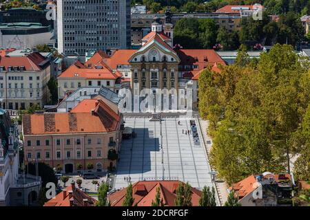 Blick von der Burg von Ljubljana auf den Kongressplatz Am sonnigen Tag im Spätsommer mit bewölktem Wetter Stockfoto