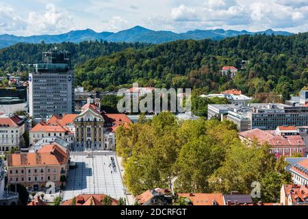 Blick von der Burg von Ljubljana auf den Kongressplatz Am sonnigen Tag im Spätsommer mit bewölktem Wetter Stockfoto