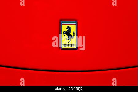 Das Symbol der Marke Ferrari ist der Cavallino Rampante, ein schwarzer Stechhengst auf einem gelben Schild. Stockfoto