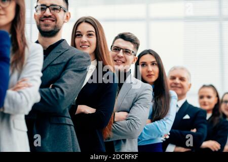 Nahaufnahme. Eine Gruppe von verschiedenen lächelnden Geschäftsleuten, die in einer Reihe stehen Stockfoto