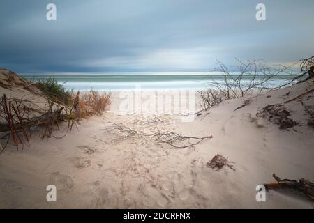 Langzeitbelichtung Ostseeküste mit Holzstumpf Stockfoto