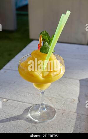 Mango Daiquiri Cocktail in weißem Hintergrund an einem sonnigen Tag Stockfoto