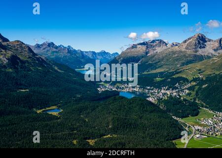 Luftbild auf die Stadt St. Moritz, den St. Moritzersee, den Silvaplanasee und das Oberengadiner Tal von Muottas Muragl. Stockfoto