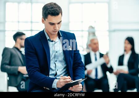 Nahaufnahme. Finanzberater, der ein Geschäftsdokument studiert Stockfoto