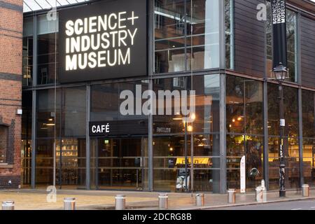 Science and Industry Museum SIM, Liverpool Road, Manchester, Großbritannien. Eingang und Café. Das Museum ist während der Sperrung im November geschlossen. Lange Belichtung bei Dämmerung. Stockfoto