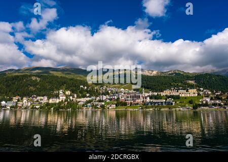 Die Stadt St. Moritz spiegelt sich im St. Moritzersee, den Südhängen der Albulalpen in der Ferne. Stockfoto