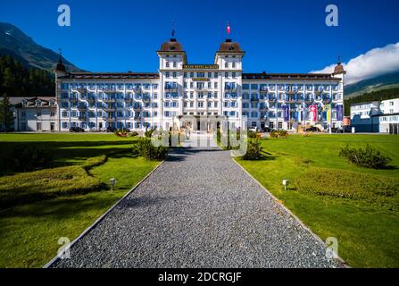 Die Fassade des 5-Sterne Grand Hotel des Bains Kempinski, eine der luxuriösesten und teuersten Unterkünfte im Engadin. Stockfoto