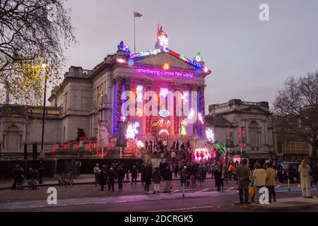 Chila Kumari Singh Burmans Remembering a Brave New World Neonlichter und wirbelnde Farbinstallation in der Tate Britain, London, Großbritannien Stockfoto