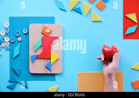 Kreatives Design für Autismus Welttag, 2. April. Panorama-Awareness-Poster, Tangram Puzzle Dreiecke. Stockfoto