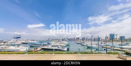 Luanda/Angola - 11/21/2020: Panoramablick auf die Marina und die Innenstadt von Luanda, Bucht von Luanda, marginale und zentrale Gebäude, in Angola Stockfoto