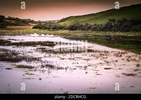 Abendlicht über dem Gannel River bei Flut in Newquay in Cornwall. Stockfoto