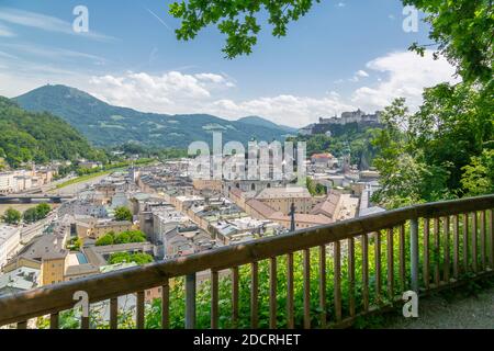 Blick auf die Salzach, die Altstadt und die Festung Hohensalzburg auf der rechten Seite, Salzburg, Österreich, Europa Stockfoto