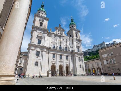 Blick auf den Salzburger Dom und die Burg Hohensalzburg vom Domplatz, Salzburg, Österreich, Europa Stockfoto