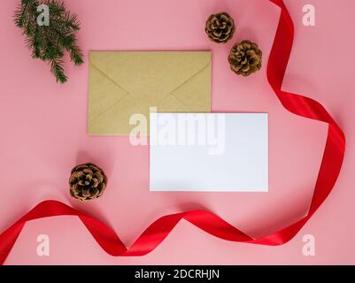 Umschlag und weihnachtsdekoration auf rosa Hintergrund. Stockfoto