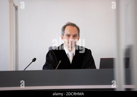 23. November 2020, Niedersachsen, Bad Iburg: Edmund Jahner, Richter am Amtsgericht, sitzt zu Beginn eines Prozesses im Gerichtssaal neben Plexiglaswänden, um sich vor Corona zu schützen. Ein Beklagter hat sich für einen Verstoß gegen das Tierschutzgesetz zu verantworten. Insgesamt sollen drei beschuldigte Fahrer (unabhängig voneinander) Tiere in den Schlachthof in Bad Iburg transportiert haben, obwohl sie aufgrund von Verletzungen und/oder Krankheit nicht mehr transportiert werden konnten. Die Verletzungen waren den Fahrern bekannt (siehe dpa 'Versuche zur Tierquälerei im Schlachthof in Bad Iburg weiter') Foto: Fris Stockfoto