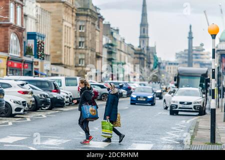 Der schottische erste Minister Nicola Sturgeon gab heute bekannt, dass der Zentralgürtel einschließlich Edinburgh in Tier 3, Fife, Perth und Kinross bleiben wird und Angus auf Tier 3 aufsteigen wird. Blick auf die George Street Credit: Euan Cherry Stockfoto