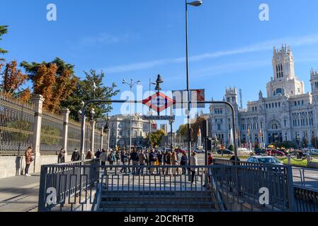 Madrid, Spanien - 22. November 2020: Banco de Espana, Bank of Spain, U-Bahnstation auf dem Cibeles-Platz ein sonniger Tag mit hellblauem Himmel Stockfoto