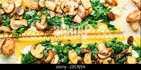 Lasagne mit Pilzen, Champignons, Käse und Spinat. Traditionelle italienische Küche. Stockfoto