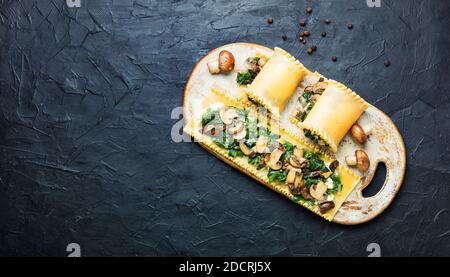 Lasagne mit Pilzen, Champignons, Käse und Spinat. Traditionelle italienische Küche.Copy Raum Stockfoto