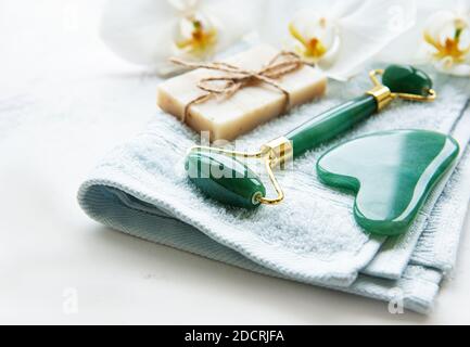 Natürliche Hautpflege und Spa Produkte mit handgemachten Naturseifen, Jade Gesicht Walze und Baumwolle Handtuch closeup, Wellness und Hautpflege Konzept, natürliche organische Wir Stockfoto