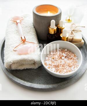 Natürliche Hautpflege und Spa Produkte mit handgemachten Naturseifen, Jade Gesicht Walze und Baumwolle Handtuch closeup, Wellness und Hautpflege Konzept, natürliche organische Wir Stockfoto