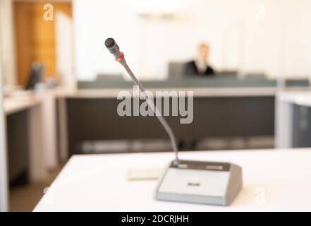 23. November 2020, Niedersachsen, Bad Iburg: Ein Tischmikrofon wird zu Beginn eines Prozesses im Gerichtssaal des Amtsgerichts neben Plexiglaswänden platziert, um vor Corona zu schützen. Ein Beklagter hat sich wegen Verletzung des Tierschutzgesetzes zu verantworten. Insgesamt sollen drei beschuldigte Fahrer (unabhängig voneinander) Tiere in das Schlachthaus in Bad Iburg transportiert haben, obwohl sie aufgrund von Verletzungen und/oder Krankheit nicht mehr transportiert werden konnten. Die Verletzungen waren den Fahrern bekannt (siehe dpa "Versuche zur Tierquälerei im Schlachthof in Bad Iburg weiter") Foto: FR Stockfoto