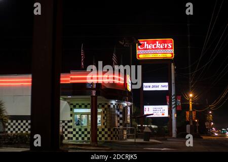 Augusta, GA / USA - 11.23.20: Checkers Fast Food Restaurant Seitenansicht Schild und Durchfahrt Fenster Stockfoto