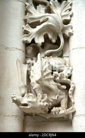 Detail einer Drachenskulptur an der Fassade der Kathedrale von Sevilla in Andalusien (Spanien) Stockfoto